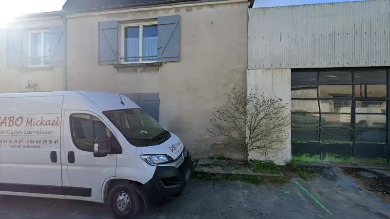 Vue de la rue devant Garage J3L SERVICES - 1,2,3 AutoService, Suèvres