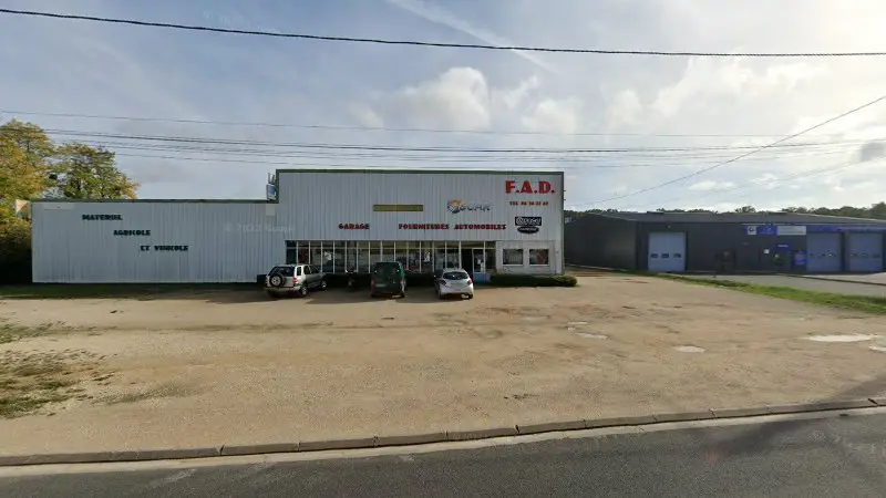Vue de la rue devant F.A.D Garage Furnitures Automobiles, Le Controis-en-Sologne