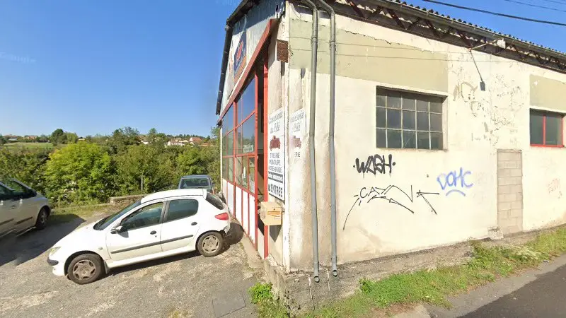 Vue de la rue devant Carrosserie du Célé, Figeac