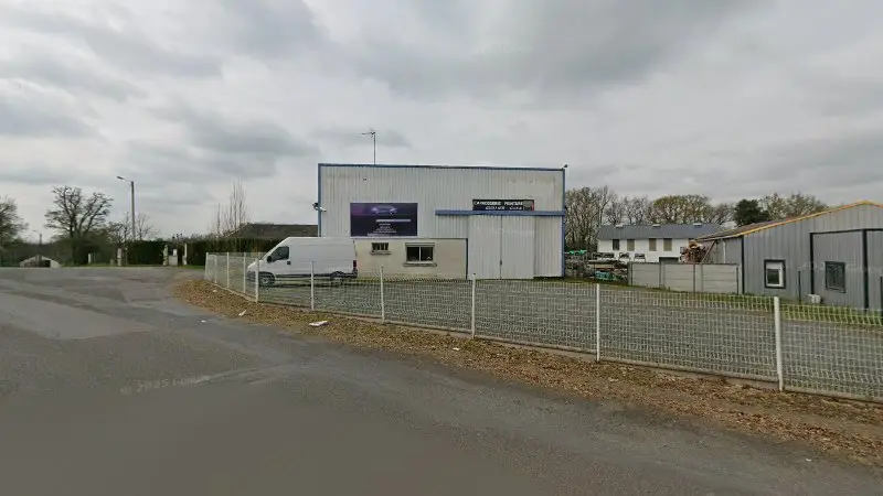 Vue de la rue devant Carrosserie Guillier Cédrik, Candé