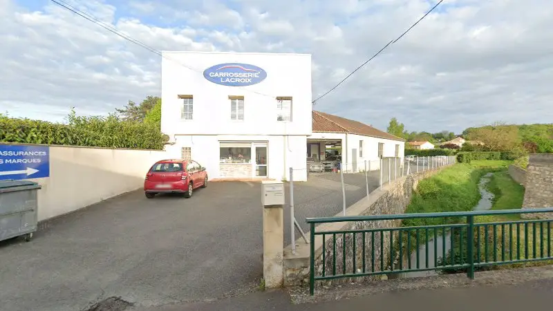 Vue de la rue devant Carrosserie Lacroix SARL, Chauvigny