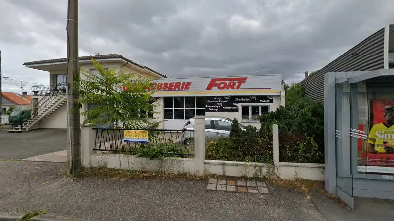 Vue de la rue devant Carrosserie Fort, Mérignac