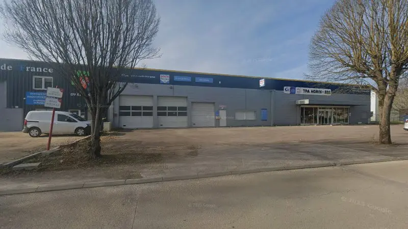 Vue de la rue devant ESG Garage - BOSCH CAR SERVICES, La Chapelle-Saint-Luc
