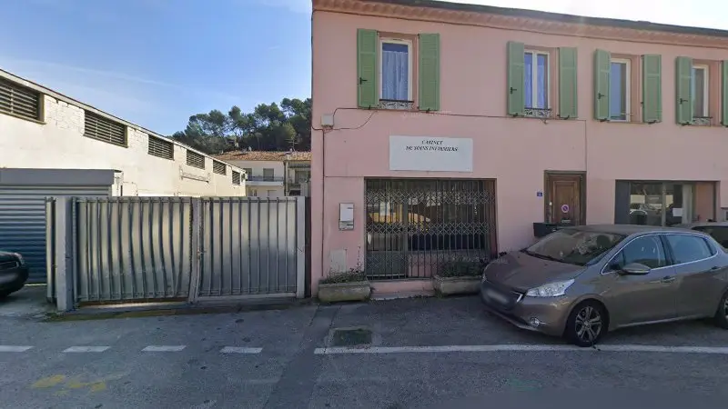 Vue de la rue devant Carrosserie de la Pénétrante, Drap