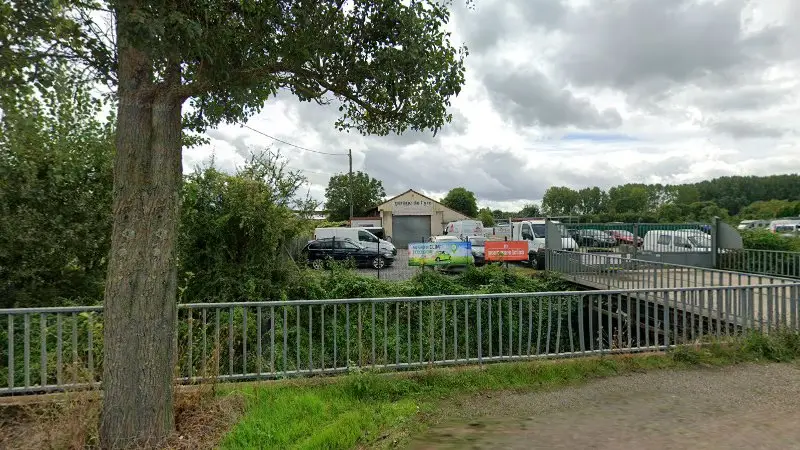 Vue de la rue devant Garage de l'Yre, Montval-sur-Loir