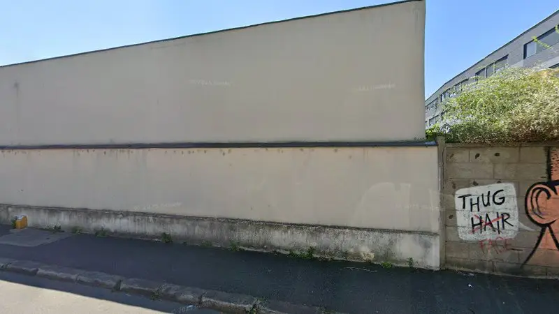 Vue de la rue devant Express Pneu Dépannage, Champigny-sur-Marne
