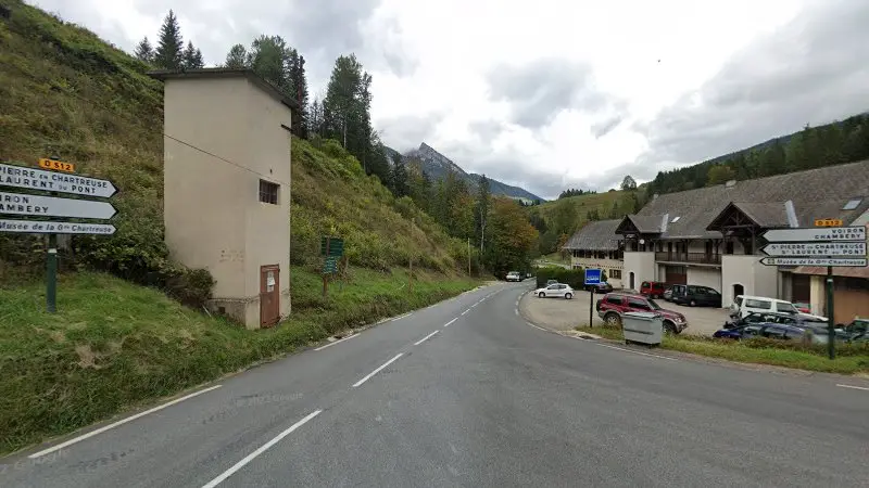 Vue de la rue devant GARAGE PREMIER - CHARTREUSE PASSION AUTO MOTO, Saint-Pierre-de-Chartreuse