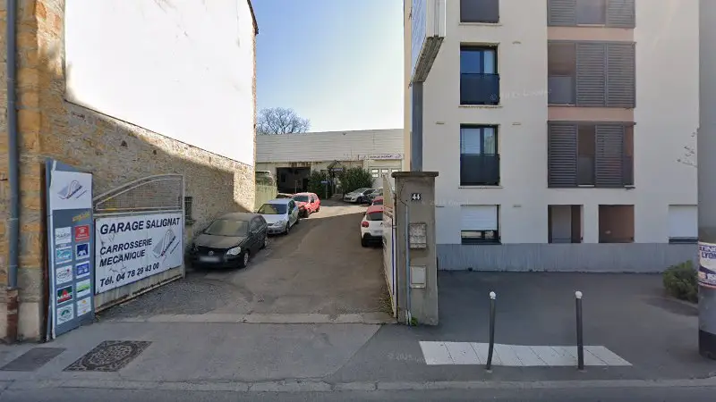Vue de la rue devant Salignat SAS, Caluire-et-Cuire