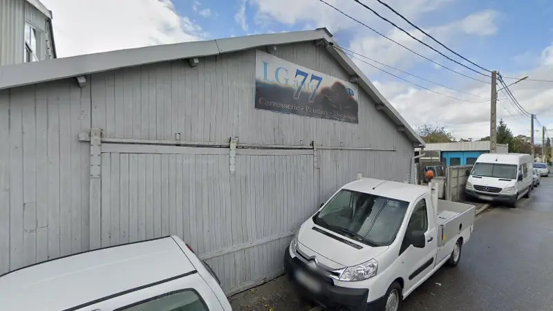 Vue de la rue devant Lg Auto 77, Meaux