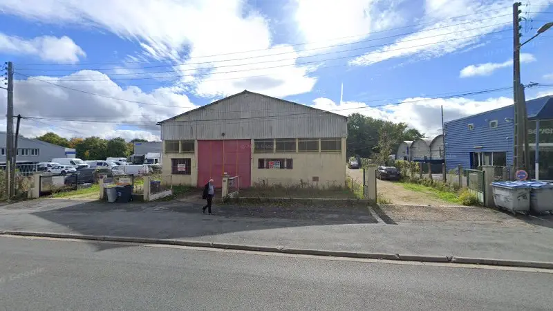 Vue de la rue devant Auto Plus Garage du Bois d'Amour, Poitiers