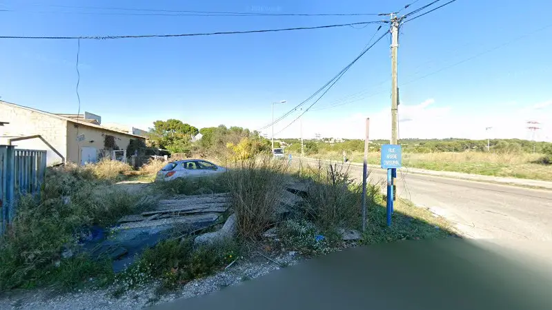 Vue de la rue devant LE GARAGE AUX 13 CARATS, Martigues