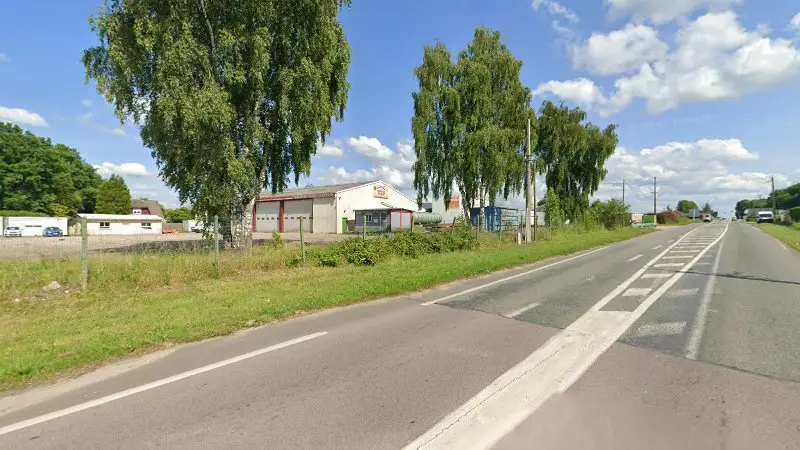 Vue de la rue devant Dépann'3000, Saint-Jean-du-Cardonnay