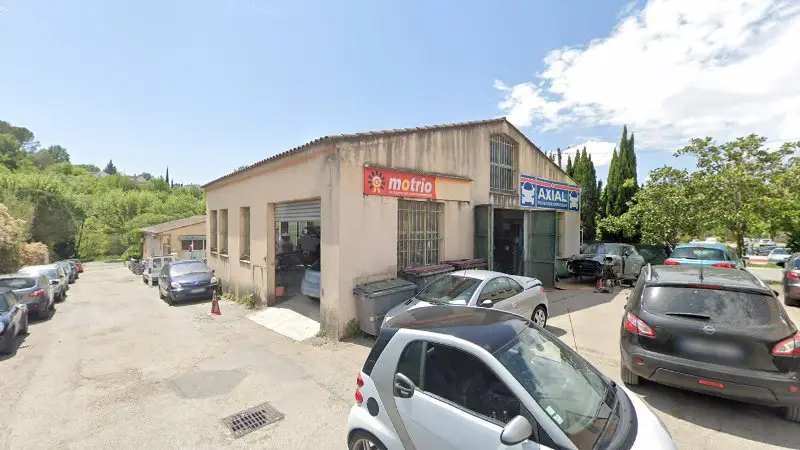 Vue de la rue devant PARDO MOTORS - CARROSSERIE AXIAL, Valbonne