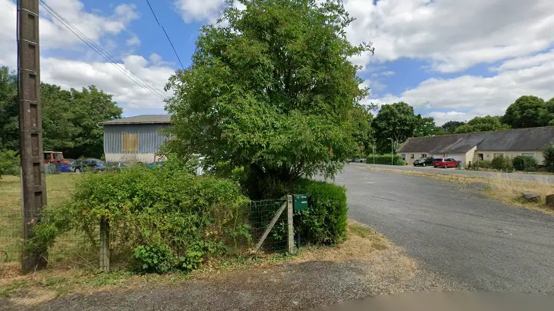 Vue de la rue devant GARAGE PREMIER - GARAGE J.M JOUIS, Seiches-sur-le-Loir