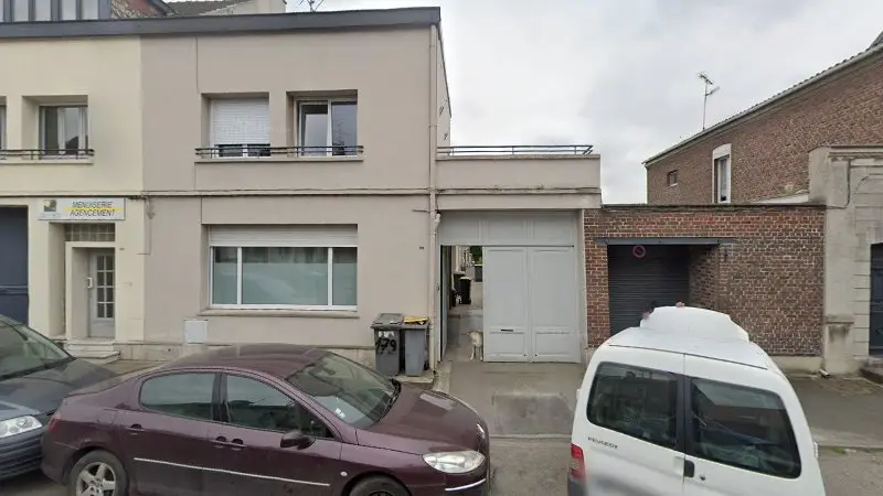 Vue de la rue devant M.C.A pièces auto, Fresnes-sur-Escaut