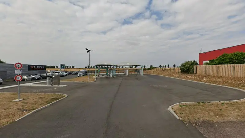 Vue de la rue devant Carpiquet Carrosserie, Rots