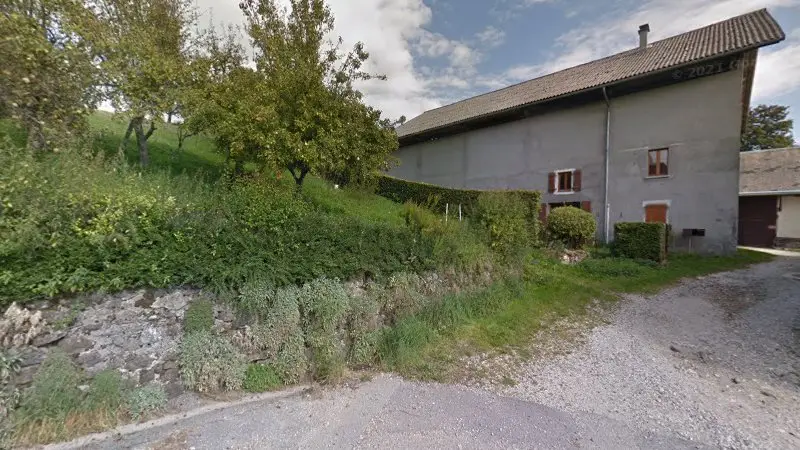 Vue de la rue devant Auto Sport 74, Menthonnex-en-Bornes
