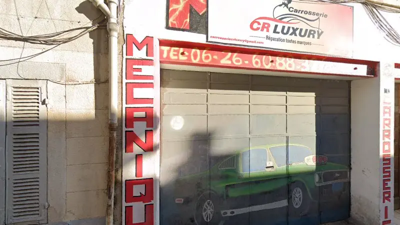 Vue de la rue devant Carrosserie Mécanique CR LUXURY, Marseille