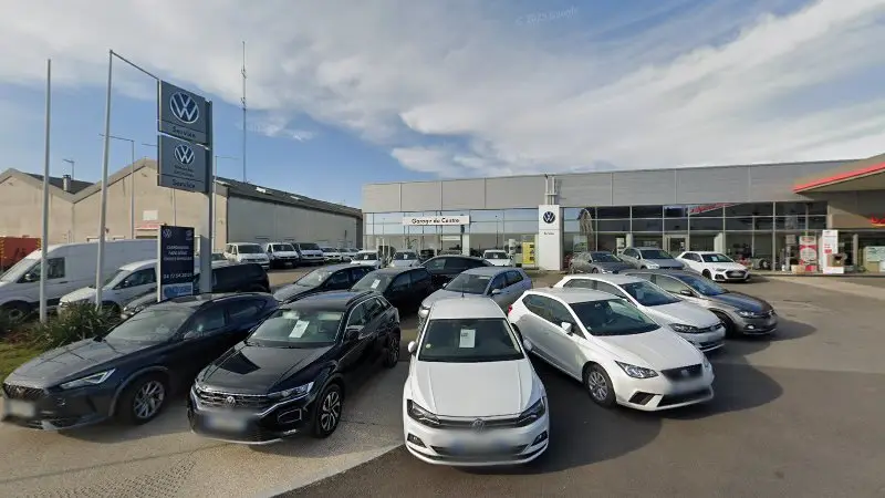 Vue de la rue devant Garage du Centre - Volkswagen. Station Totalenergies, Chazelles-sur-Lyon