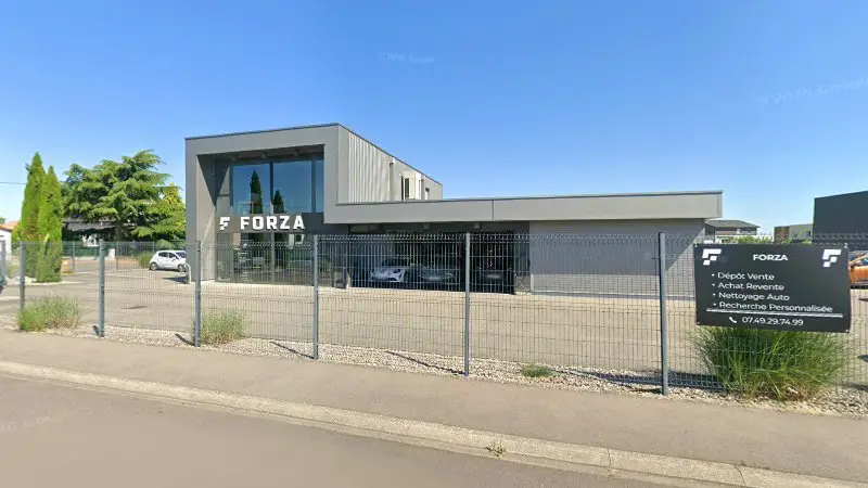 Vue de la rue devant Enforzia Automotive - Personnalisation et préparation automobile, Blotzheim