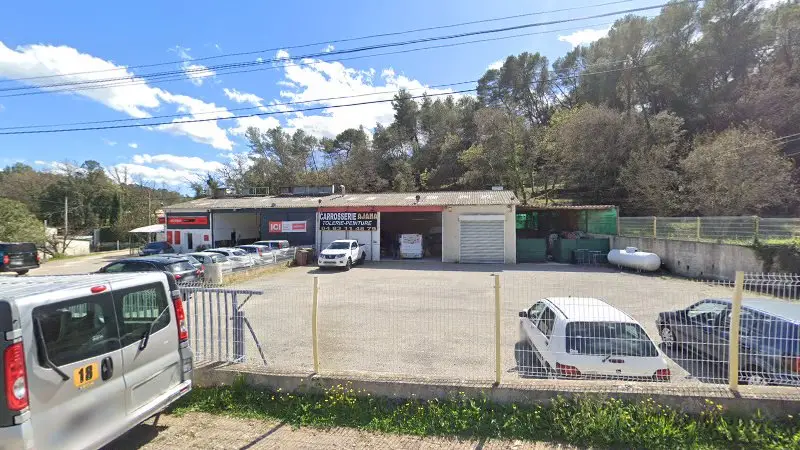 Vue de la rue devant France Pare-Brise - Chez Carrosserie Ajana, Le Luc