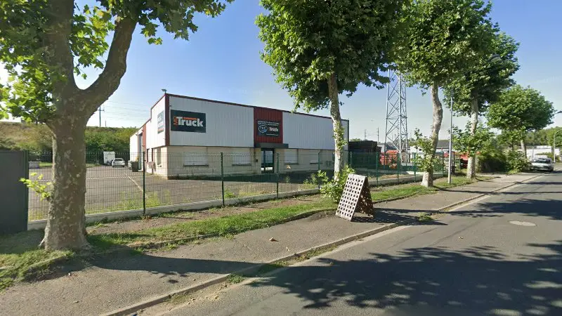 Vue de la rue devant FHC Distribution Vente de Pièces Détachées Poids Lourds, Montlouis-sur-Loire