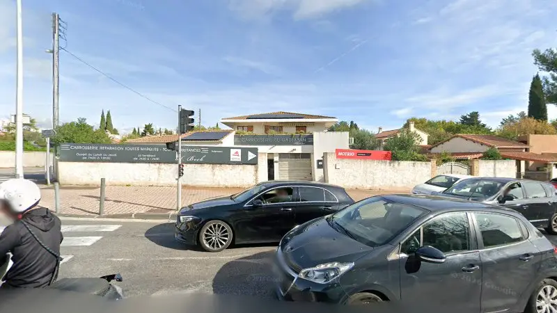 Vue de la rue devant Carrosserie du Garlaban, Marseille