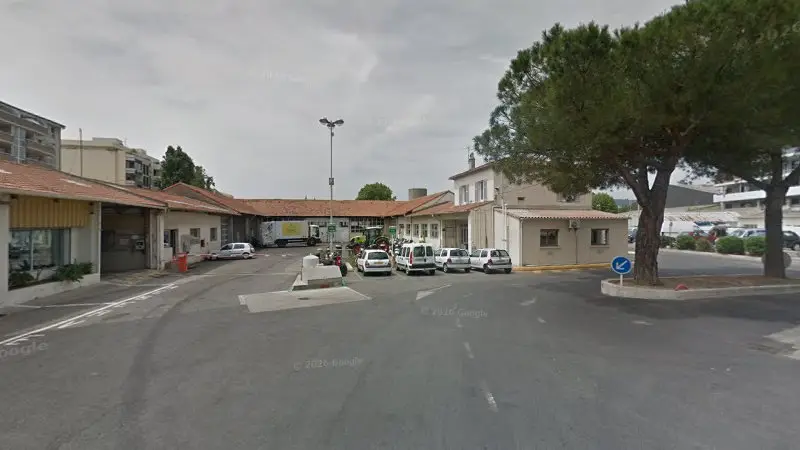 Vue de la rue devant Var Poids Lourds et Tourisme, Cannes