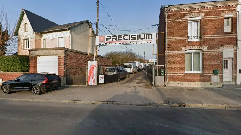 Vue de la rue devant Precisium - Garage des fusillés, Saint-Quentin
