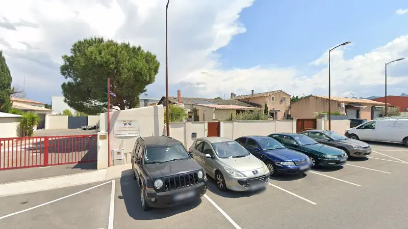 Vue de la rue devant Garage Merklen Eric - Citroën, Saint-Rémy-de-Provence