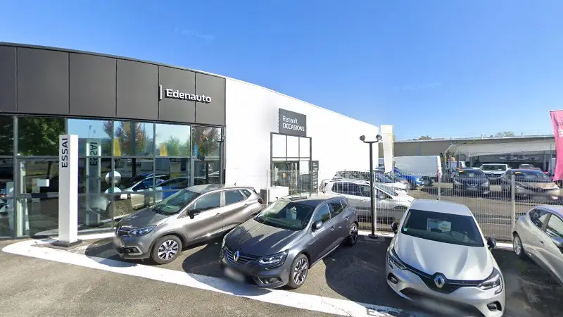Vue de la rue devant Carrosserie edenauto Renault Dacia Oloron St Marie, Oloron-Sainte-Marie