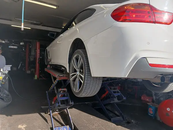 Photo publiée sur la fiche Google de GARAGE Martinez Epaviste, dépannage & Location benne / mini pelle. EPAVISTE BEZIERS ENLEVEMENT D EPAVES 7/7J GRATUIT