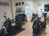 Photo de Mash et Hyosung - Les Nouveaux Garages du Delta