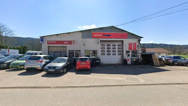 Vue de la rue devant Motrio - Garage Munnier, Le Luhier