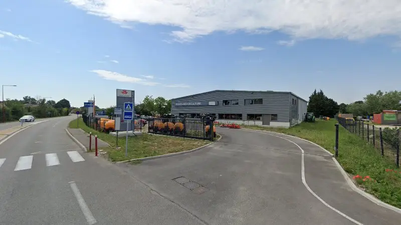 Vue de la rue devant France Pare-Brise - Chez Pages Motoculture Sas, Jonquières