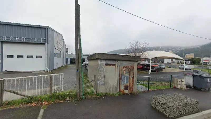 Vue de la rue devant CARRO PRO AUTO, Sotteville-lès-Rouen