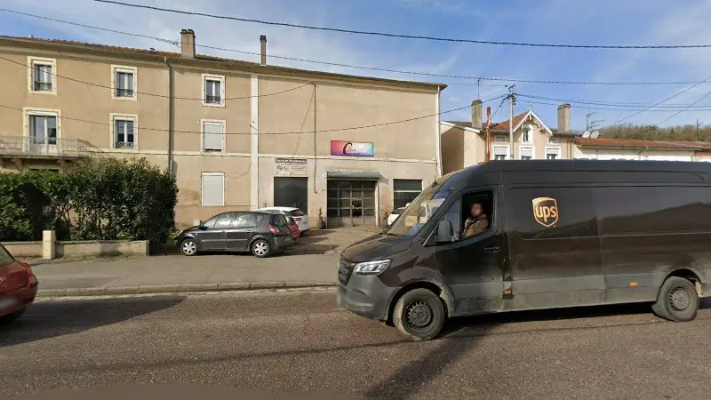 Vue de la rue devant Team Carrosserie, Dieulouard
