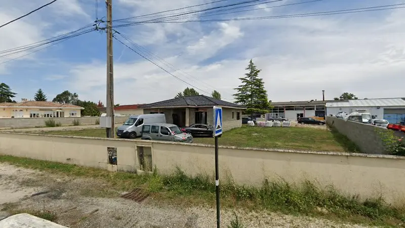 Vue de la rue devant Garage AMAN Auto, Ambarès-et-Lagrave