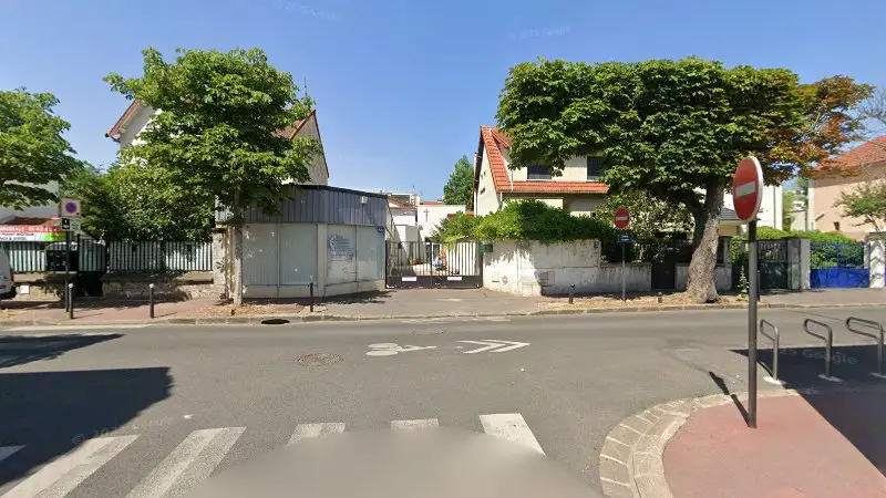 Vue de la rue devant Car-al, Saint-Maur-des-Fossés