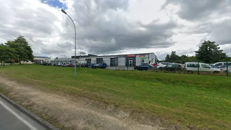 Vue de la rue devant Garage du Vern, Landivisiau