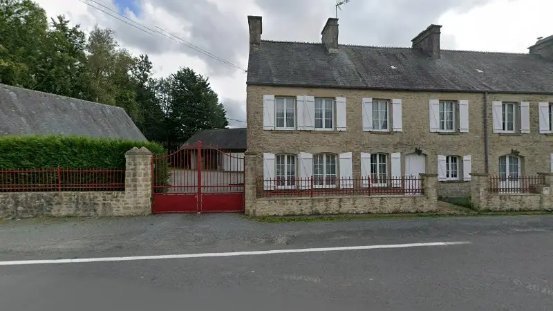 Vue de la rue devant Varin Collector Auto - Pièces Auto moderne / anciennes - Petite Quincaillerie du quotidien, Valognes