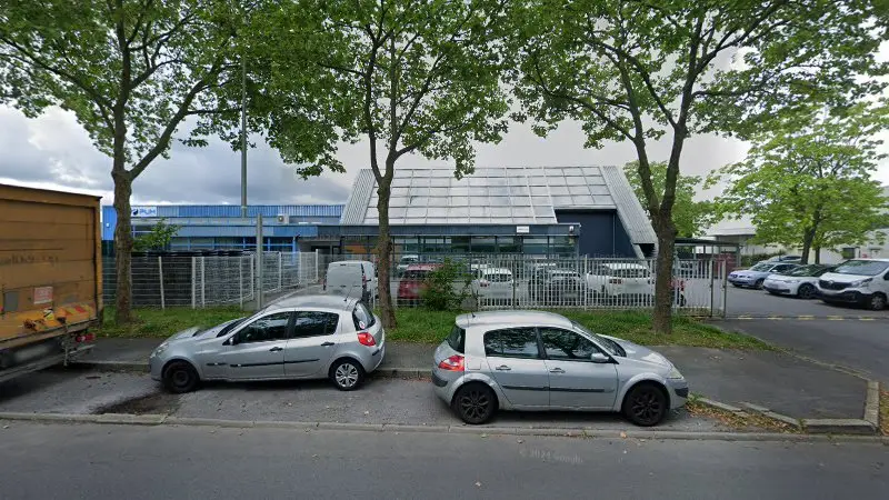 Vue de la rue devant L atelier des sportives, Bondoufle