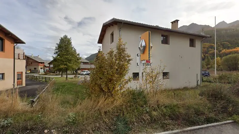 Vue de la rue devant Garage du Lautaret - Motrio, Le Monêtier-les-Bains