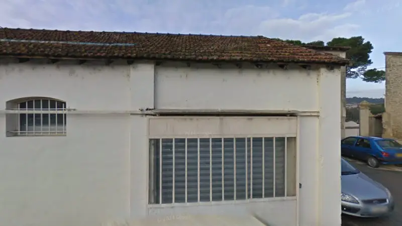 Vue de la rue devant Garage des Aires, Sommières