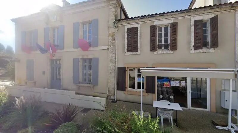Vue de la rue devant Retouch'Express Carrosserie, Garein