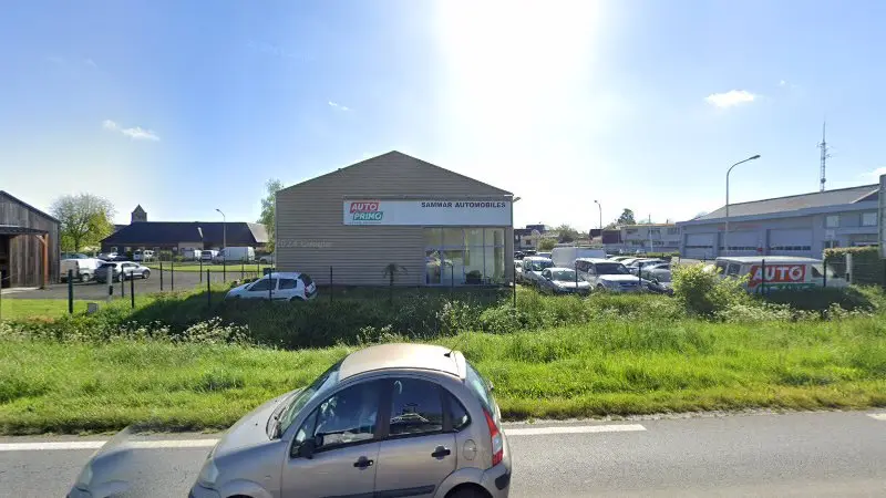 Vue de la rue devant Motrio Le Réparateur Auto Multimarque Centre Auto Expert, Saint-Pierre-en-Auge