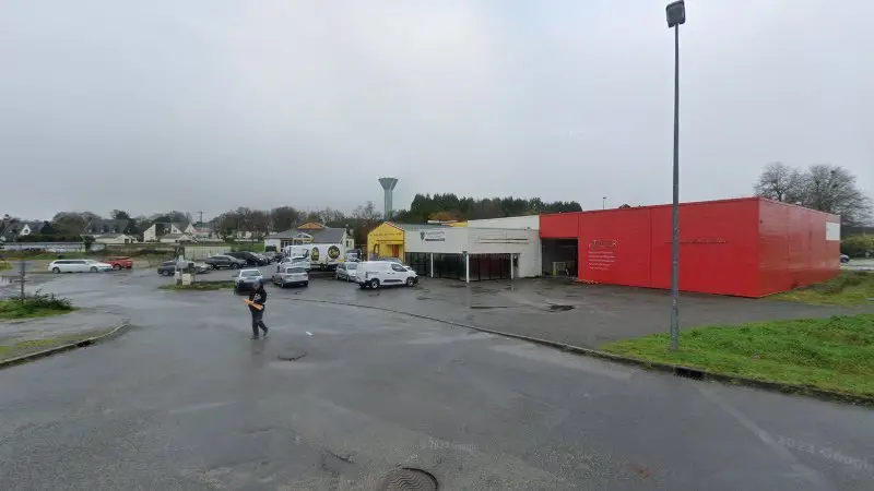 Vue de la rue devant LMS AUTOMOBILES Peugeot Citroën, Muzillac