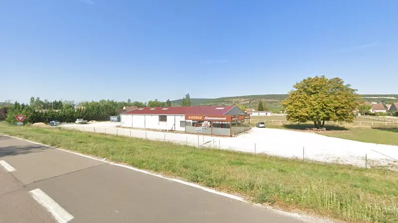 Vue de la rue devant Garage Hemonnot, Chassagne-Montrachet