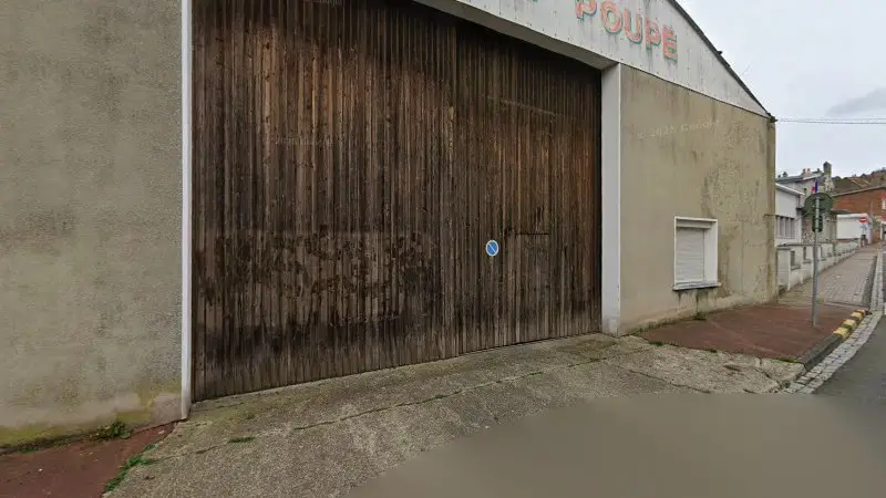 Vue de la rue devant Carrosserie Paul Poupe, Saint-Omer