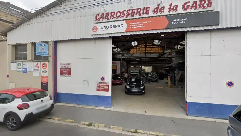 Vue de la rue devant Carrosserie de la Gare, Château-Thierry